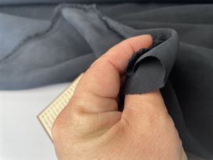 Fastvævet cupro - mat sort med peach skin overflade